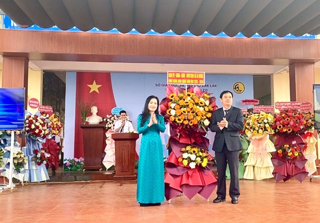 Đồng chí Bùi Thị Hà Giang dự Lễ Khai giảng năm học mới tại Trường THPT Ea H’leo