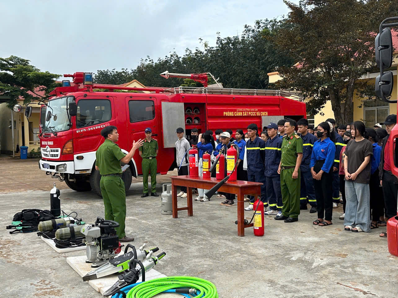 Đội Cảnh sát Phòng cháy chữa cháy và Cứu nạn cứu hộ Khu vực 7 tuyên truyền và thực hành chữa cháy và cứu nạn cứu hộ cho học sinh Trung tâm Giáo dục nghề nghiệp-Giáo dục thường xuyên Ea H’Leo