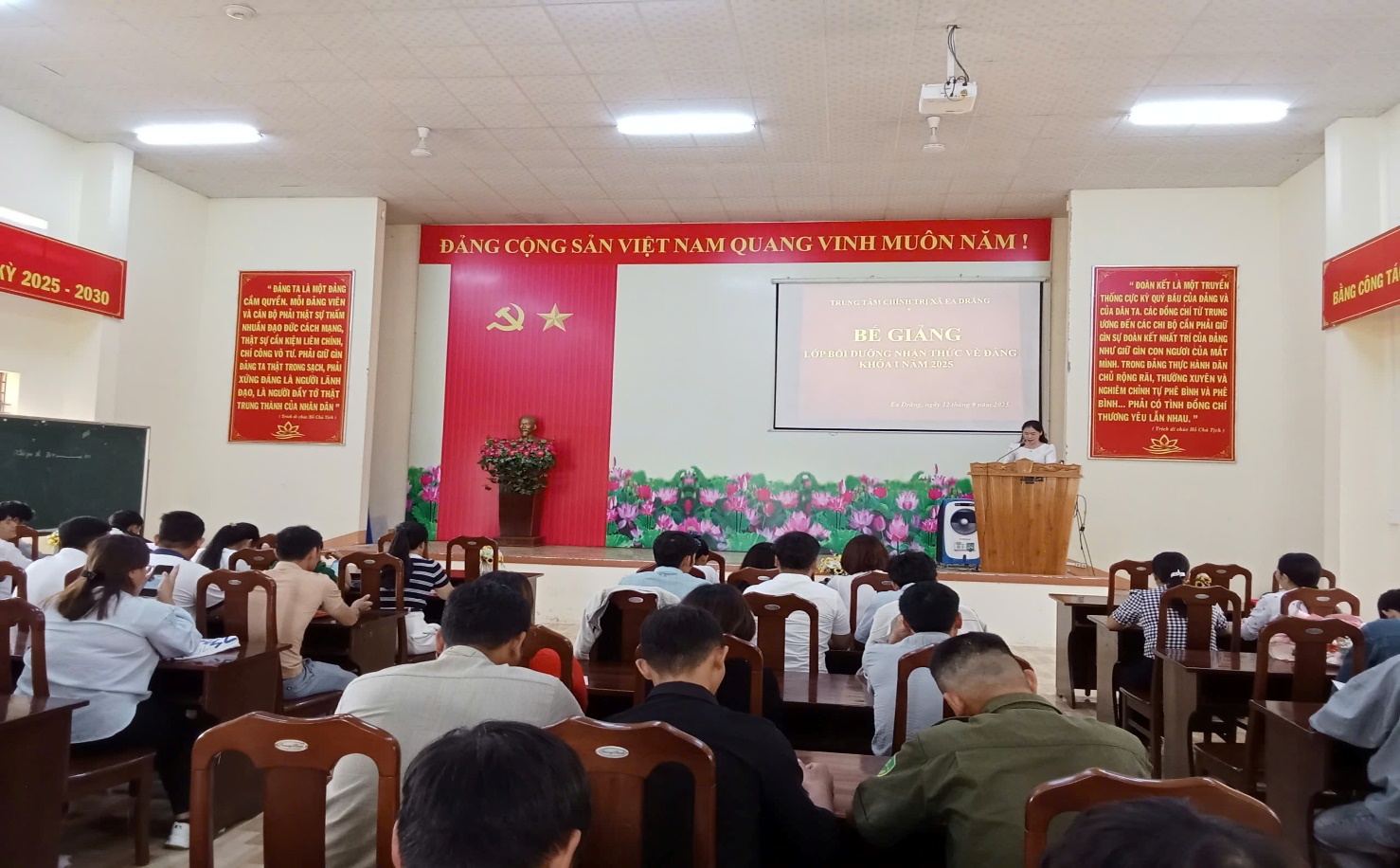 Bế giảng lớp Bồi dưỡng Nhận thức về Đảng khoá I năm 2025