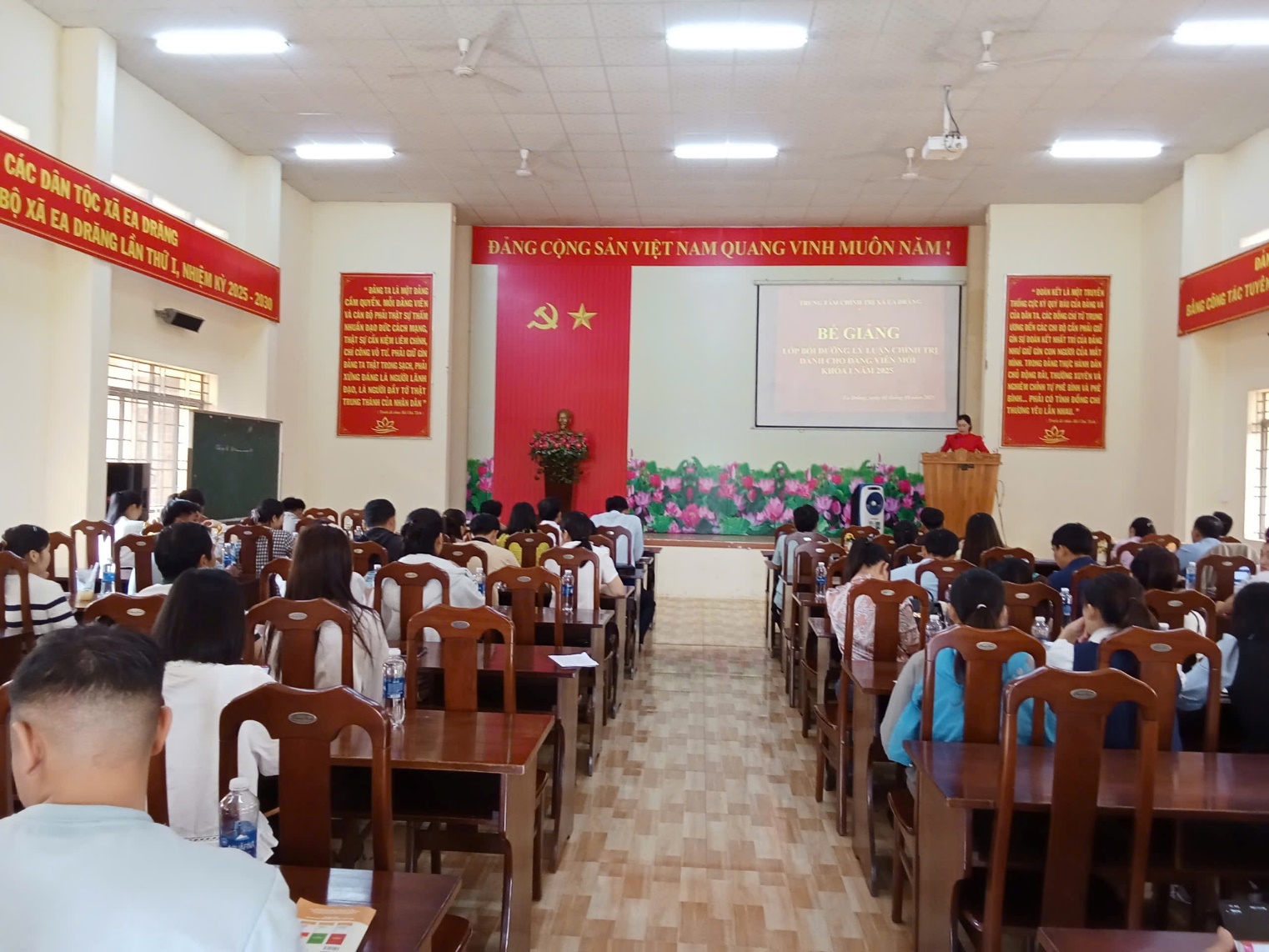 Bế giảng lớp Bồi dưỡng lý luận chính trị dành cho Đảng viên mới khóa I năm 2025