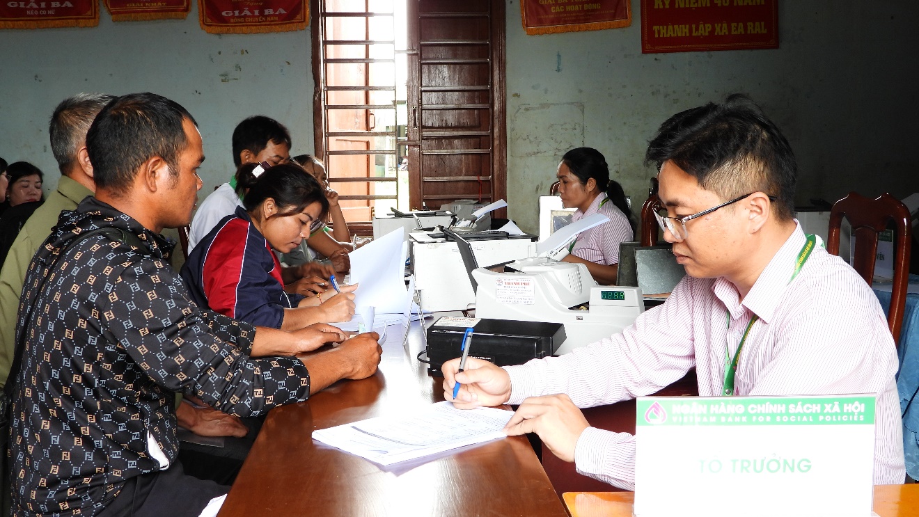 Phòng giao dịch Ngân hàng CSXH Ea H’Leo tổ chức phiên giao dịch định kỳ tháng 9 tại xã Ea Drăng, tỉnh Đắk Lắk