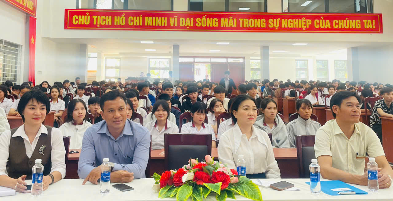 Diễn giả “Nguyễn Sơn Lâm” truyền cảm hứng về nghị lực và tinh thần vươn lên trong cuộc sống cho học sinh Trung tâm Giáo dục nghề nghiệp-Giáo dục thường xuyên Ea H’Leo