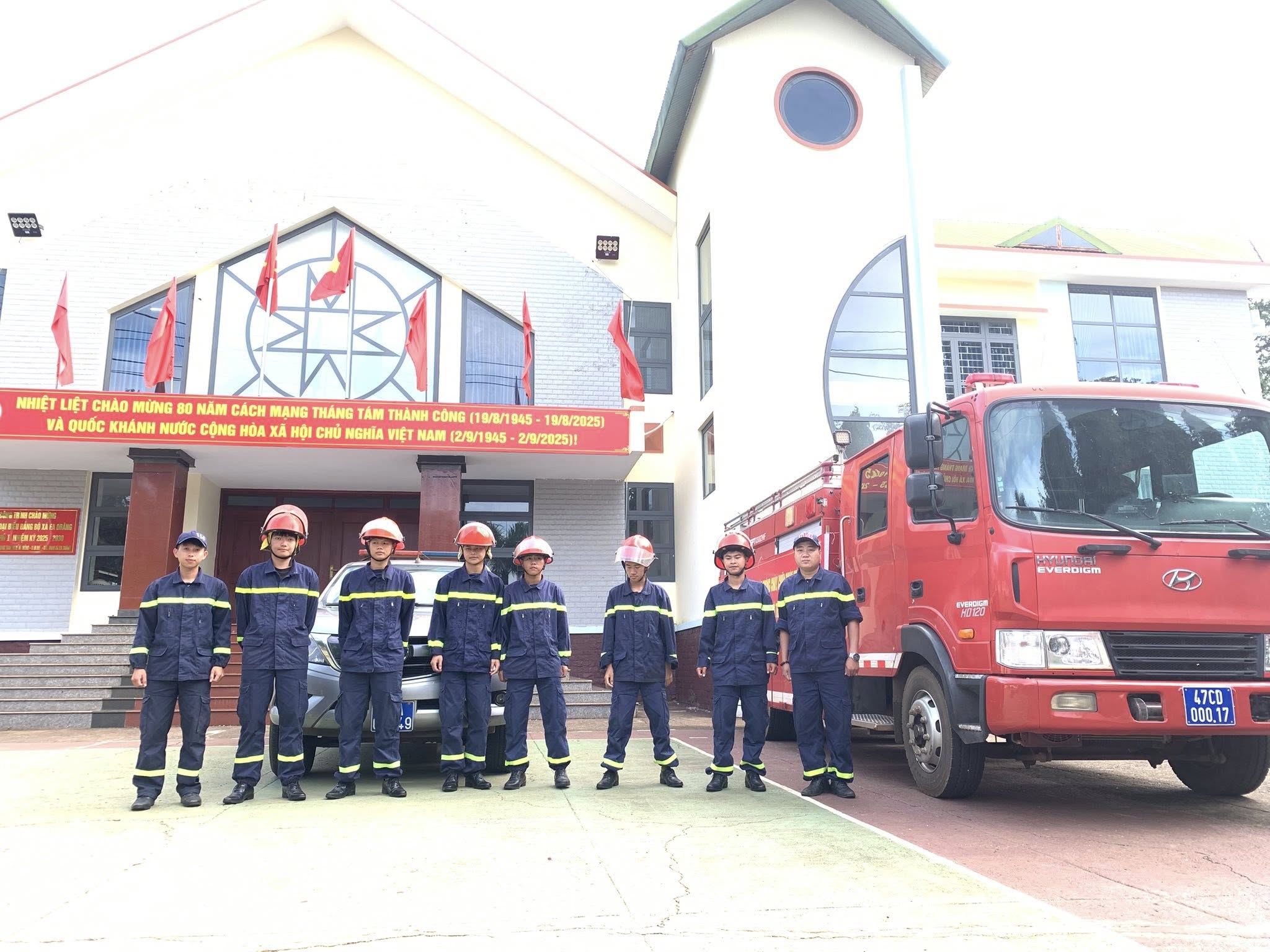 Xã Ea Drăng ra quân tuyên truyền phòng chống cháy nổ, hưởng ứng “Ngày toàn dân Phòng cháy  và Chữa cháy” (04/10)