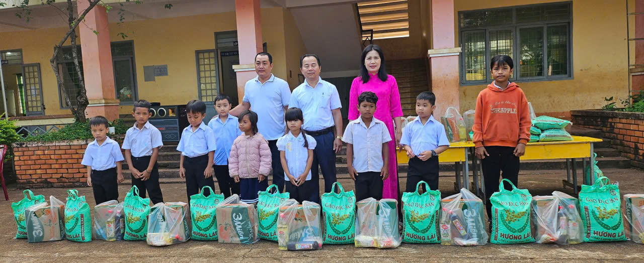Tặng quà cho các em học sinh có hoàn cảnh khó khăn tại Trường Tiểu học Nơ Trang Lơng, xã Ea Drăng