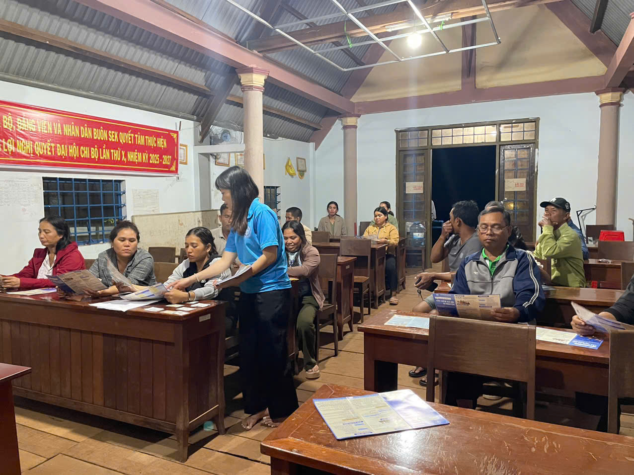 Hội nghị tuyên truyền chính sách BHXH, BHYT tại buôn Sek và buôn Drai Điết xã Ea Drăng