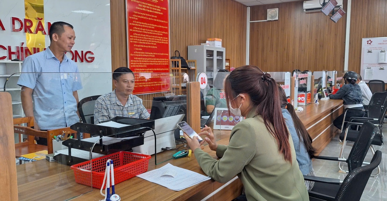 Xã Ea Drăng đẩy mạnh chuyển đổi số, nâng cao hiệu quả phục vụ Nhân dân.