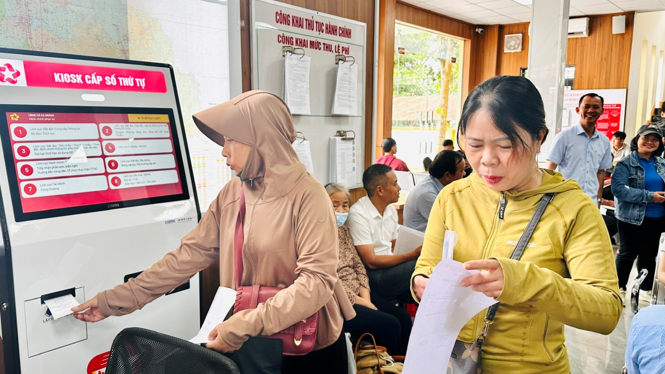 Xã Ea Drăng: Tăng tốc cải cách hành chính, bứt phá chuyển đổi số vì sự hài lòng của nhân dân