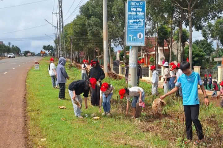 Đoàn xã Ea Drăng tổ chức Lễ ra quân Ngày chủ nhật xanh lần thứ VI năm 2025
