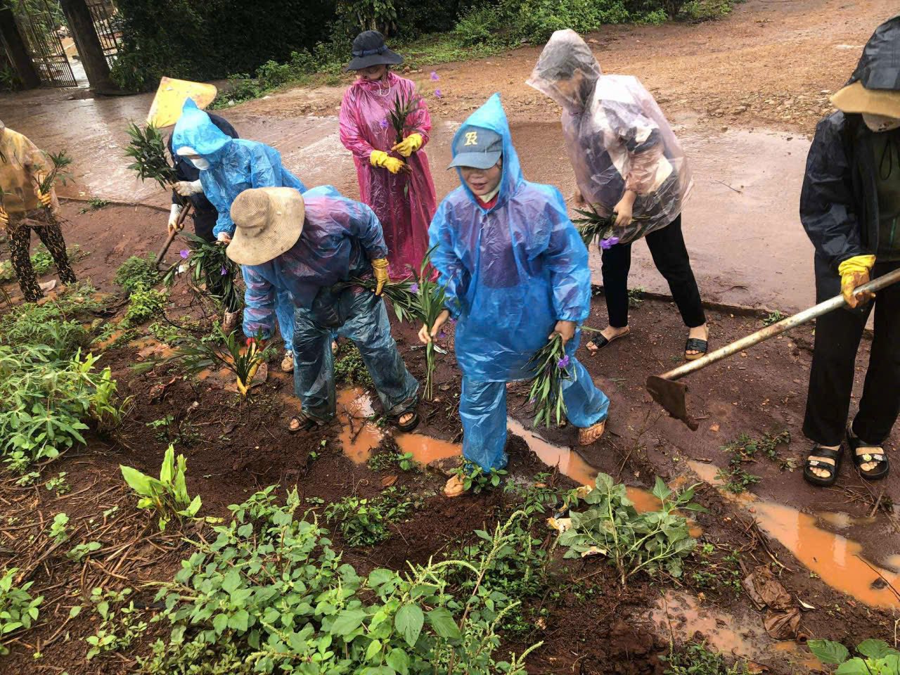 Sôi nổi ra quân làm đẹp cảnh quan chào mừng Đại hội Đại biểu Mặt trận Tổ quốc Việt Nam xã Ea Drăng và các tổ chức chính trị xã hội nhiệm kỳ 2025 -20230.