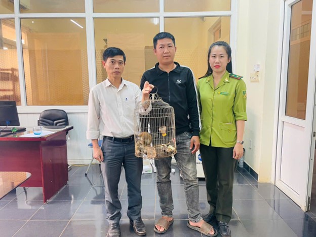 Người dân thôn 6b, xã Ea Drăng bàn giao một cá thể Cu li nhỏ cho UBND xã Ea Drăng