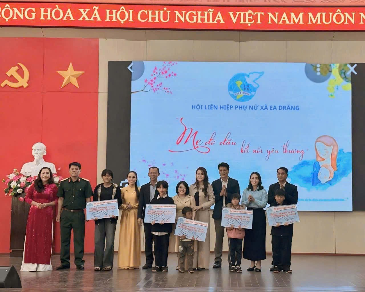 Chương trình “Mẹ đỡ đầu – Kết nối yêu thương” lan tỏa nghĩa tình tại xã Ea Drăng