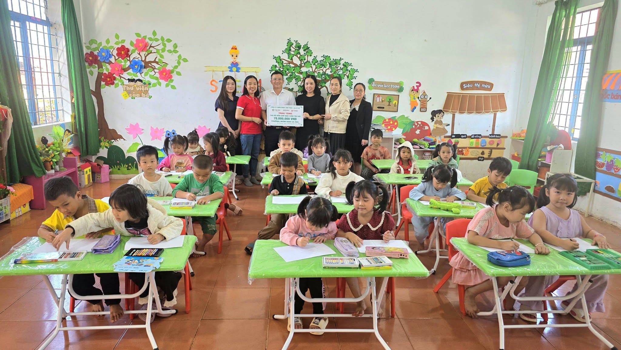 Trao tặng quà cho Trường Mầm Non Ea Răl, xã Ea Drăng