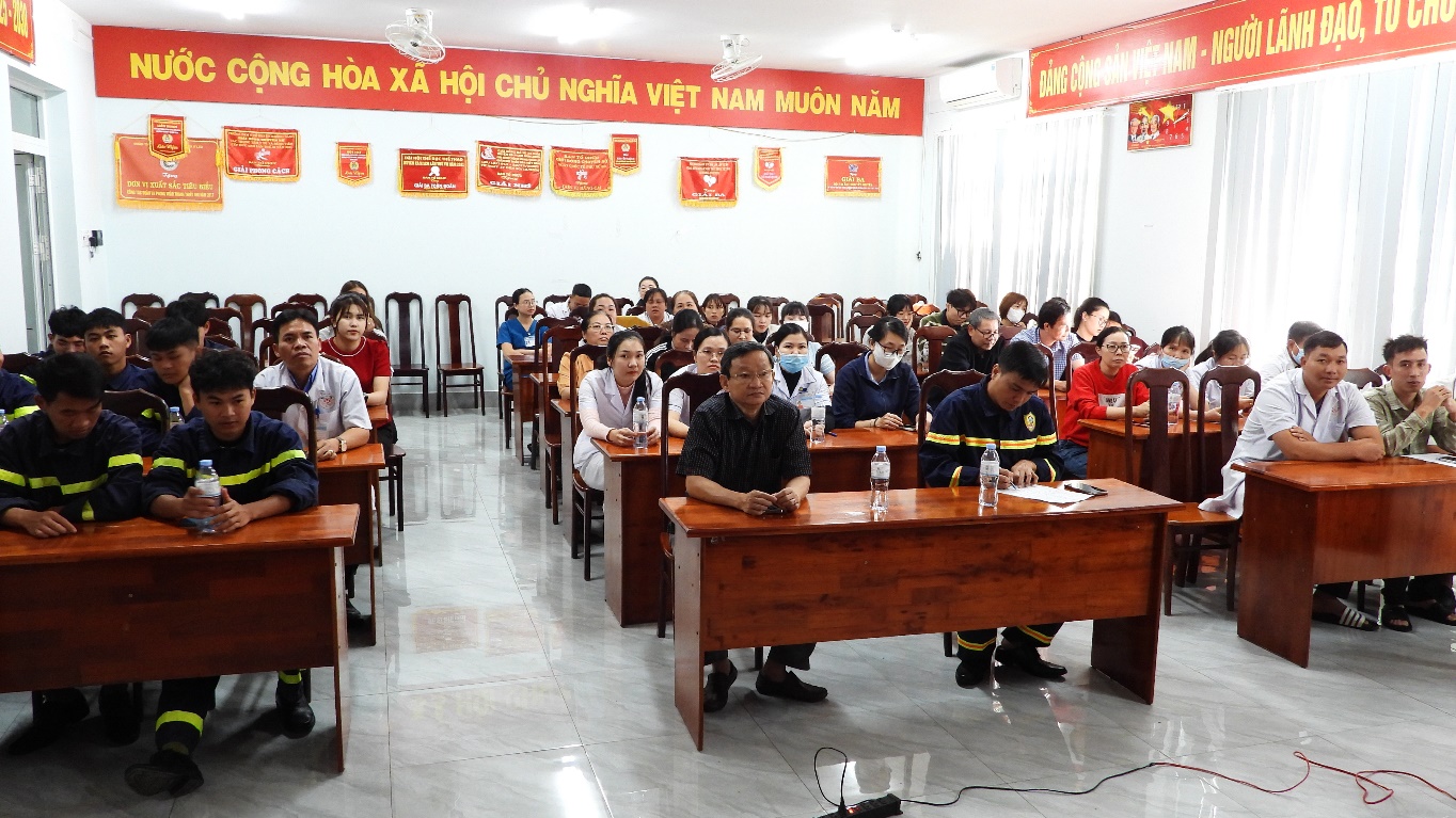 Tuyên truyền và thực tập chữa cháy và cứu nạn cứu hộ tại Trung tâm Y tế Ea H’Leo