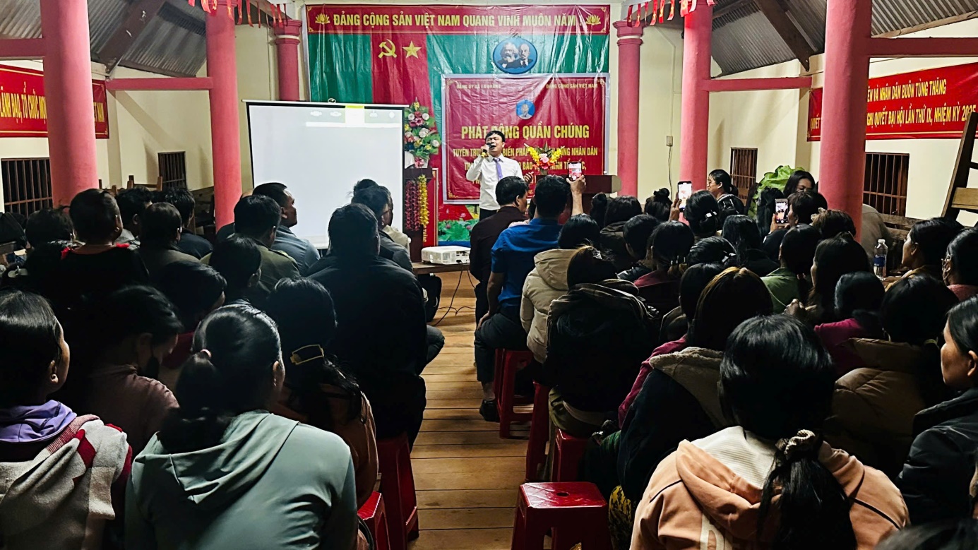 Xã Ea Drăng phát động quần chúng tuyên truyền pháp luật, giữ gìn an ninh nông thôn.