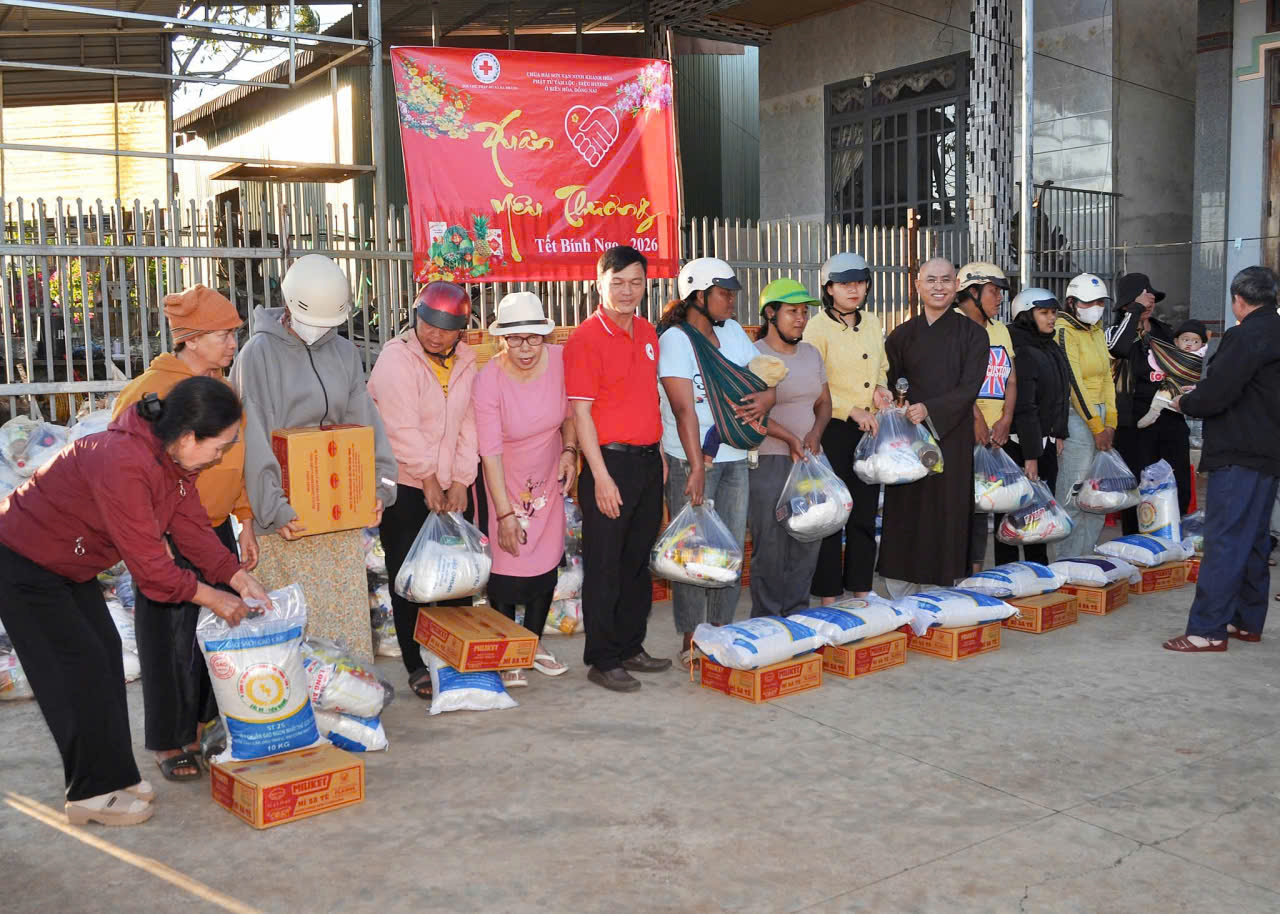 Trao tặng 200 suất quà Tết cho hộ nghèo, hộ đặc biệt khó khăn