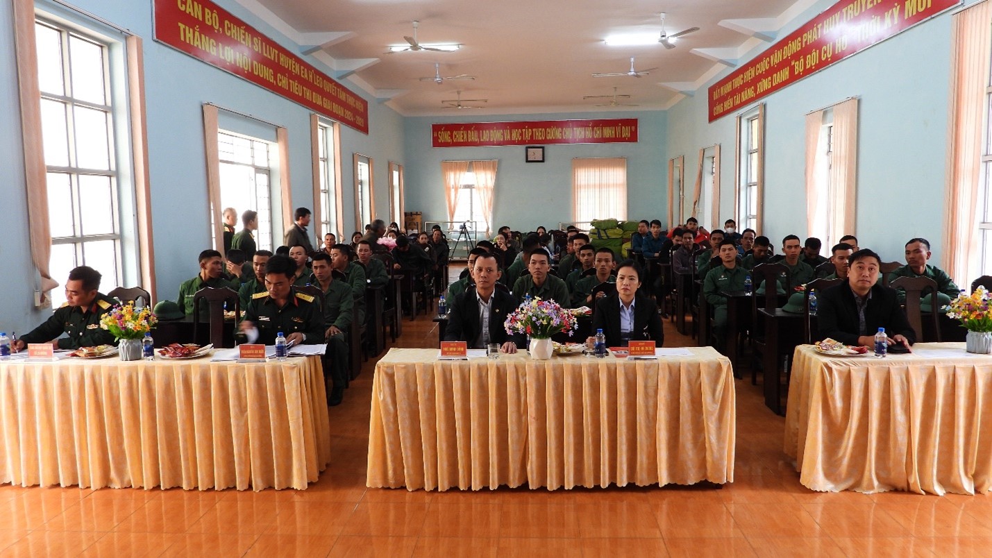 Xã Ea Drăng long trọng đón tiếp quân nhân hoàn thành nghĩa vụ quân sự trở về địa phương