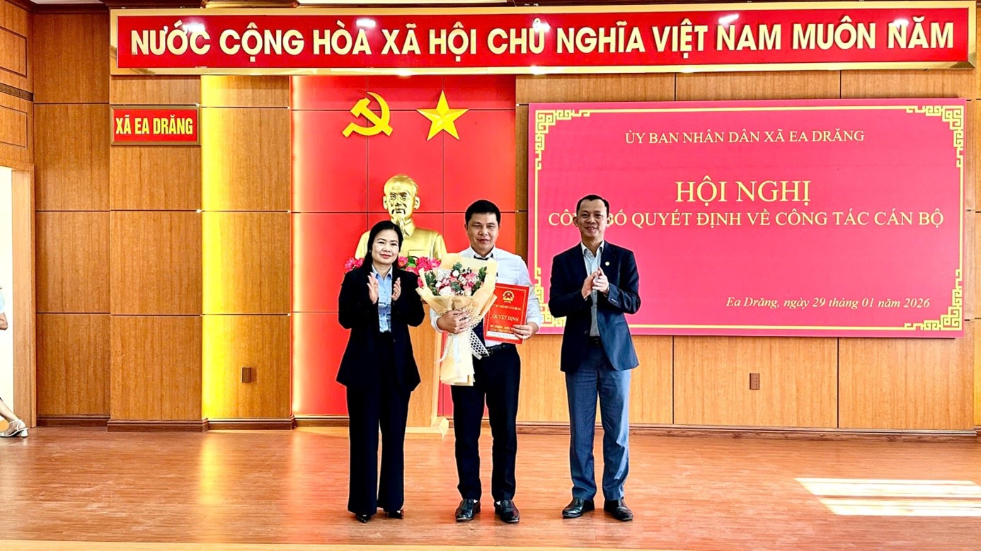 Xã Ea Drăng công bố Quyết định về công tác cán bộ