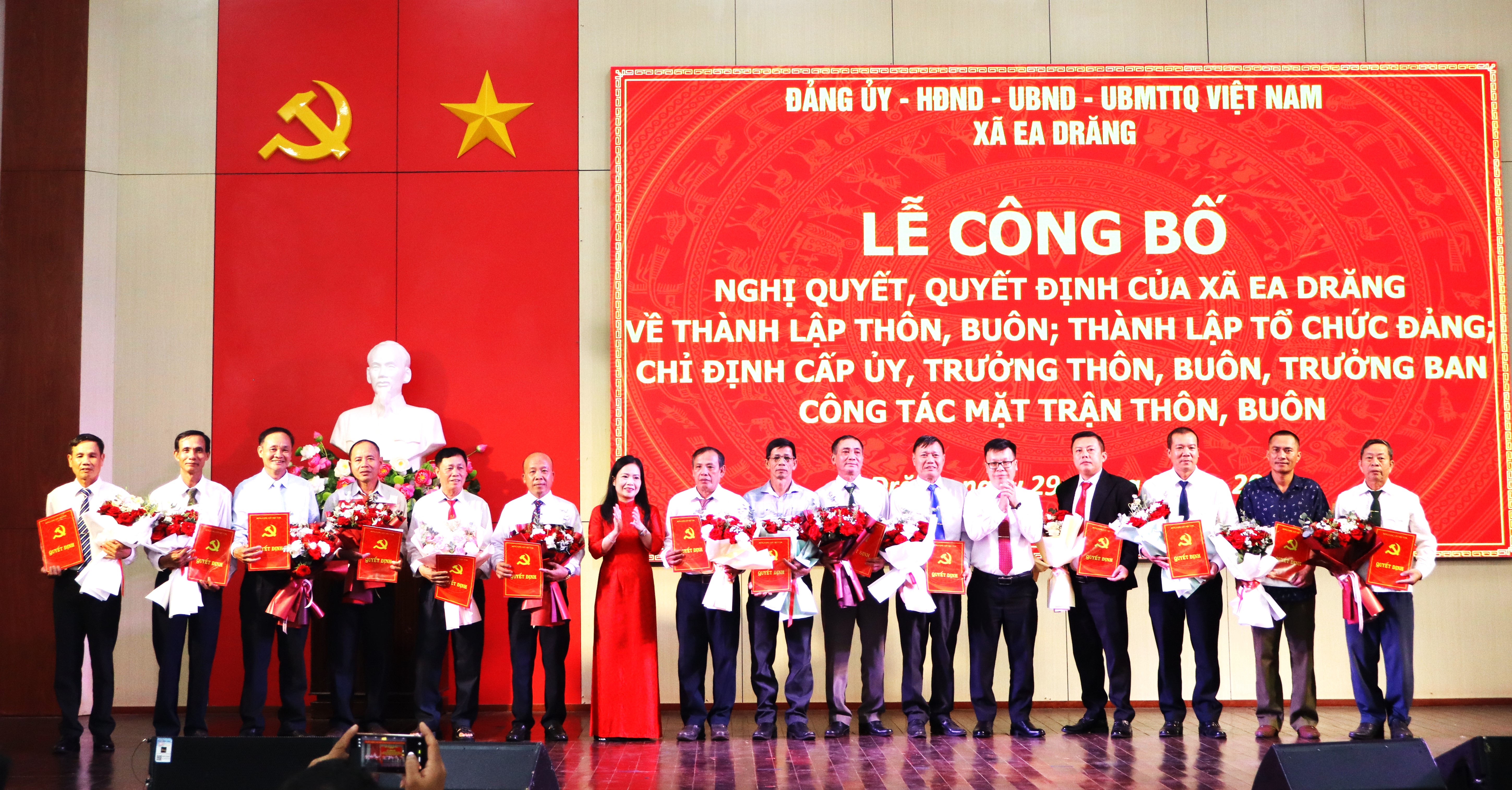 Xã Ea Drăng công bố các Nghị quyết, quyết định về thành lập thôn, buôn; thành lập tổ chức Đảng, chỉ định Cấp ủy, Trưởng thôn, buôn; Trưởng Ban Công tác Mặt trận thôn, buôn.
