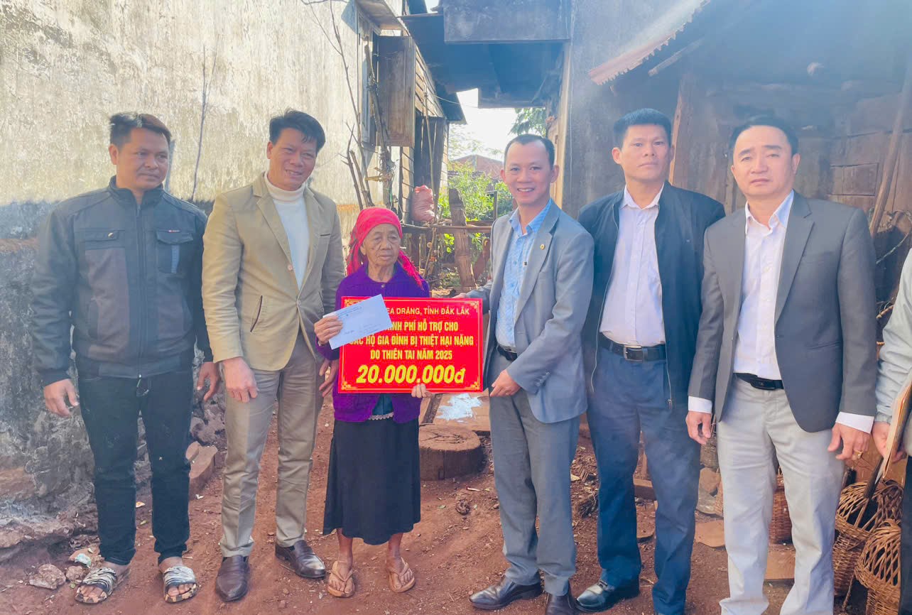 UBND xã Ea Drăng trao kinh phí hỗ trợ cho các hộ dân bị thiệt hại do bão lũ