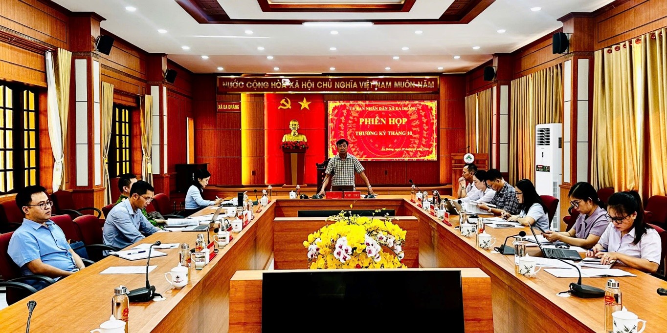 UBND xã Ea Drăng họp thường kỳ tháng 10, triển khai nhiệm vụ tháng 11 năm 2026