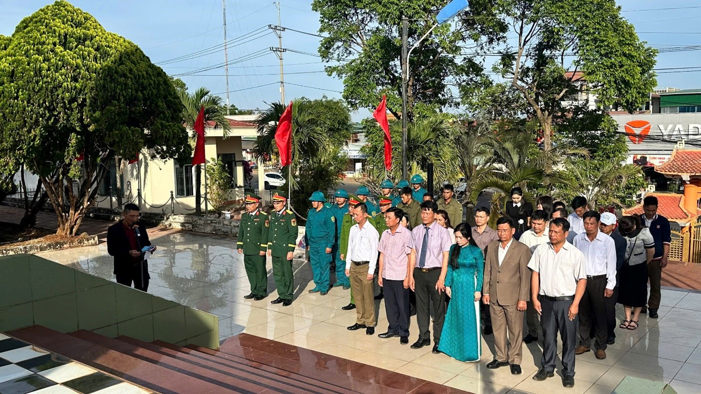 Xã Ea Drăng tổ chức viếng Nghĩa trang Liệt sĩ  nhân dịp Xuân Bính Ngọ 2026