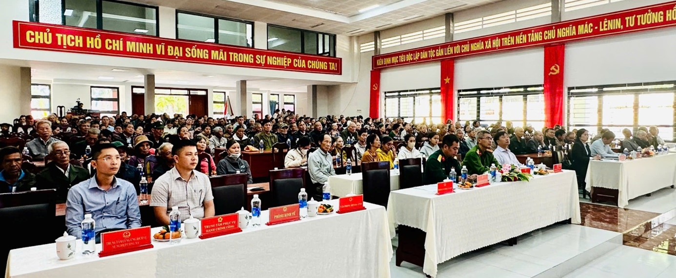 Ea Drăng gặp mặt, tặng quà người có công nhân dịp Tết Bính Ngọ 2026