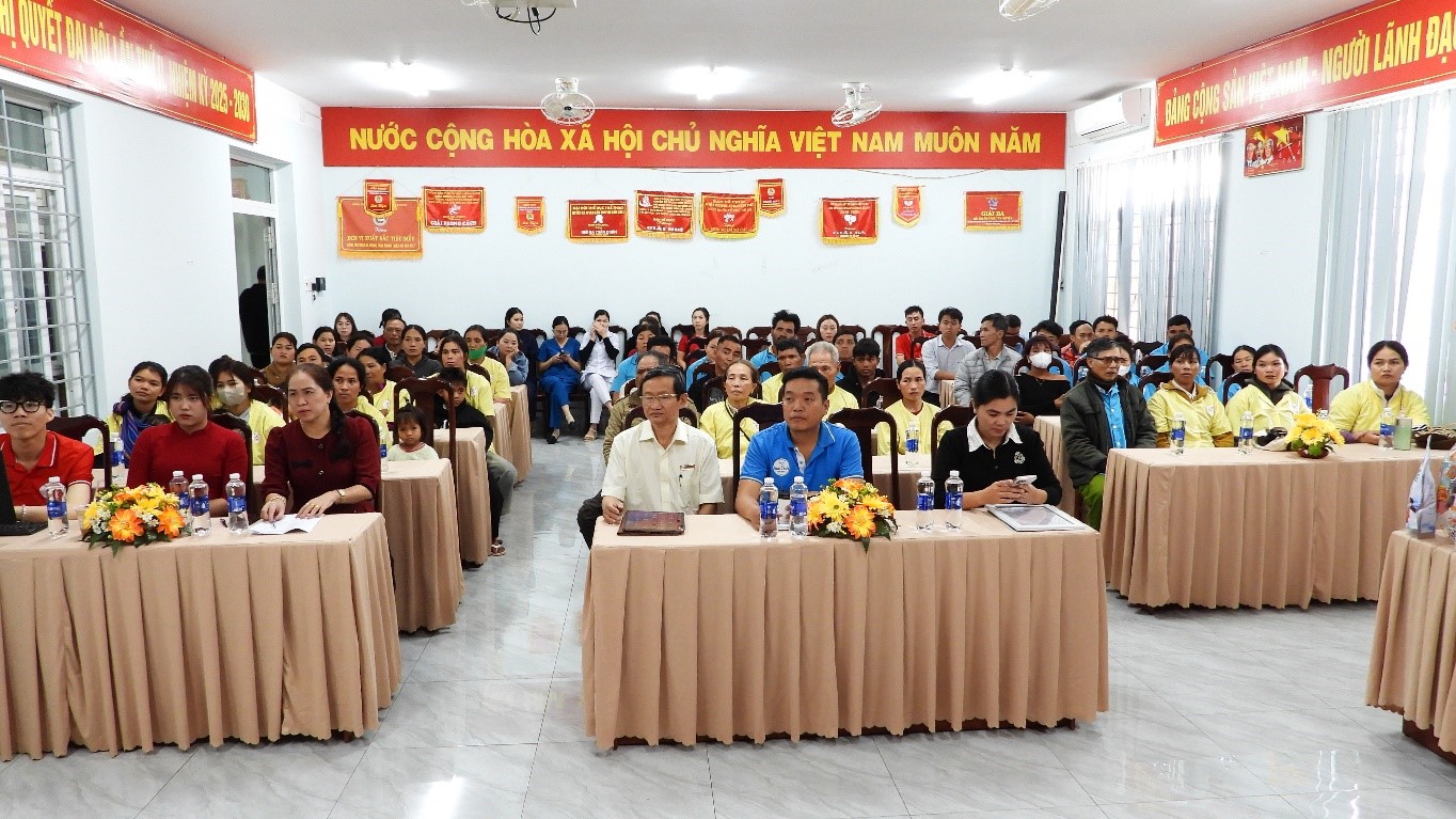 Trung tâm Y tế Ea H’Leo trao quà Tết yêu thương cho bệnh nhân