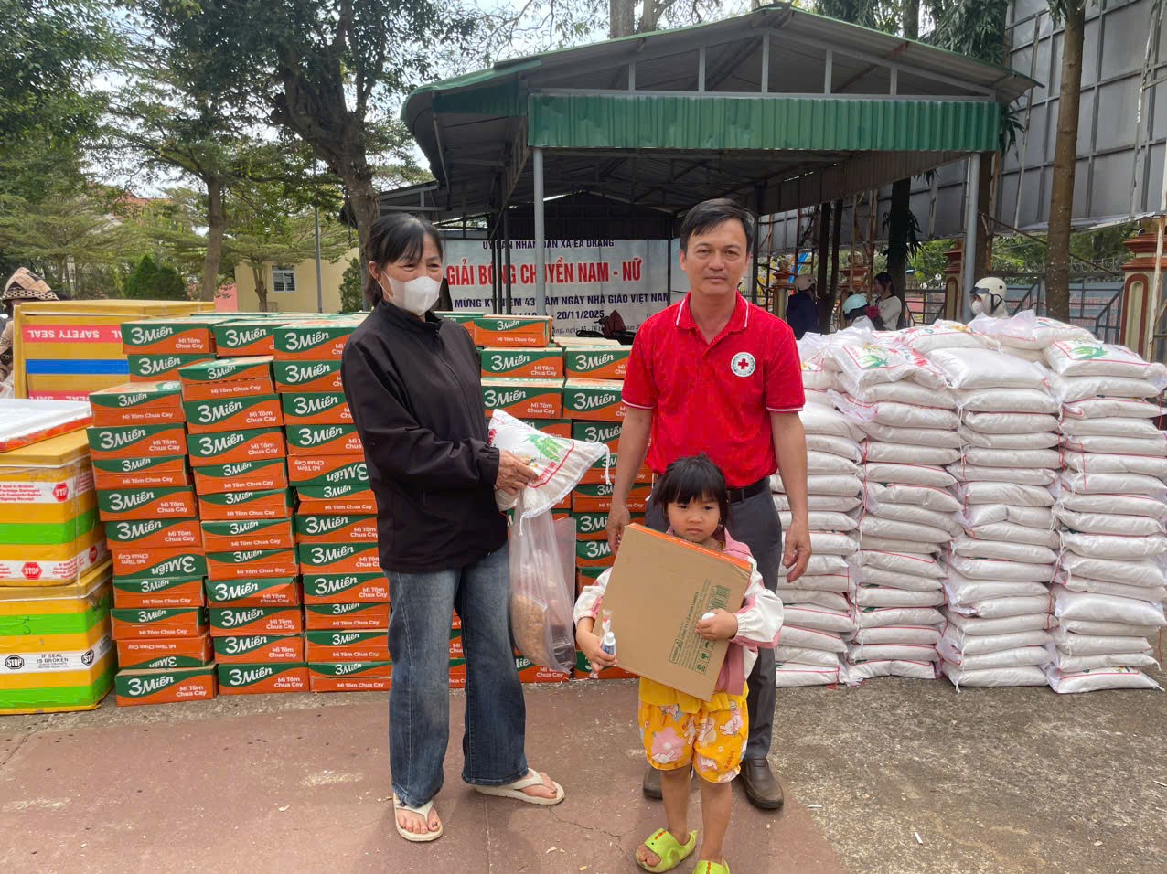 Trao 400 suất quà cho hộ nghèo tại chương trình “Tết sum vầy” Xuân Bính Ngọ năm 2026