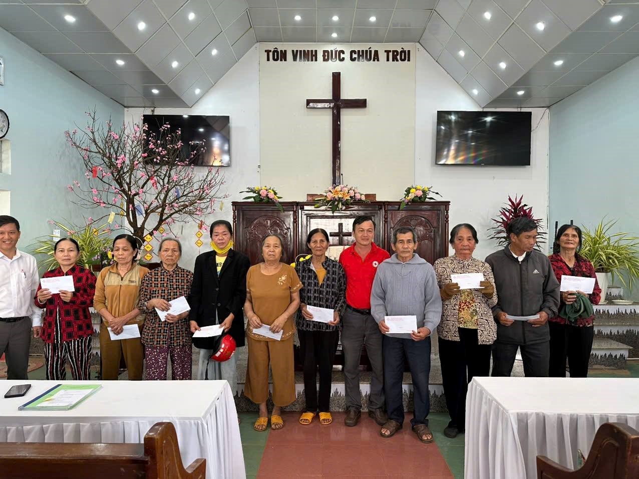 Hội Chữ thập đỏ xã Ea Drăng tặng quà hộ nghèo, hộ cận nghèo nhân dịp Tết Nguyên đán Bính Ngọ 2026