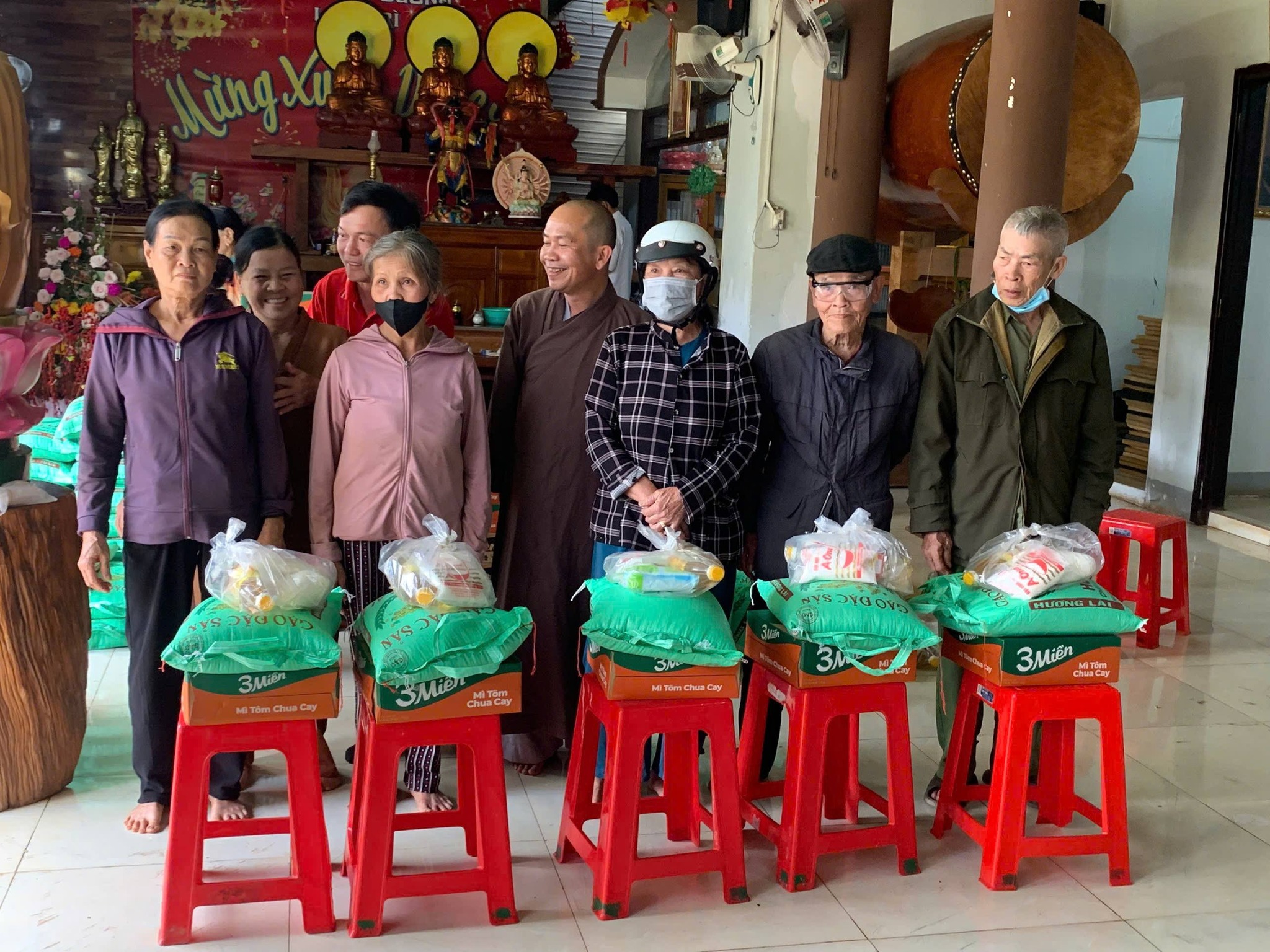 Trao tặng quà Tết cho các hộ nghèo và hộ cận nghèo