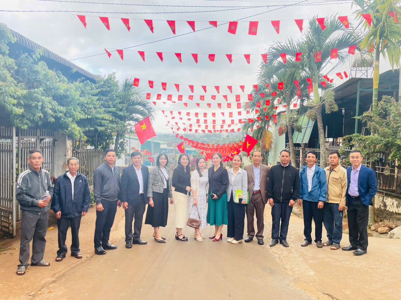 Lễ ra mắt các mô hình tự quản “Đường cờ Tổ quốc” và “Phân loại rác thải tại nguồn”.