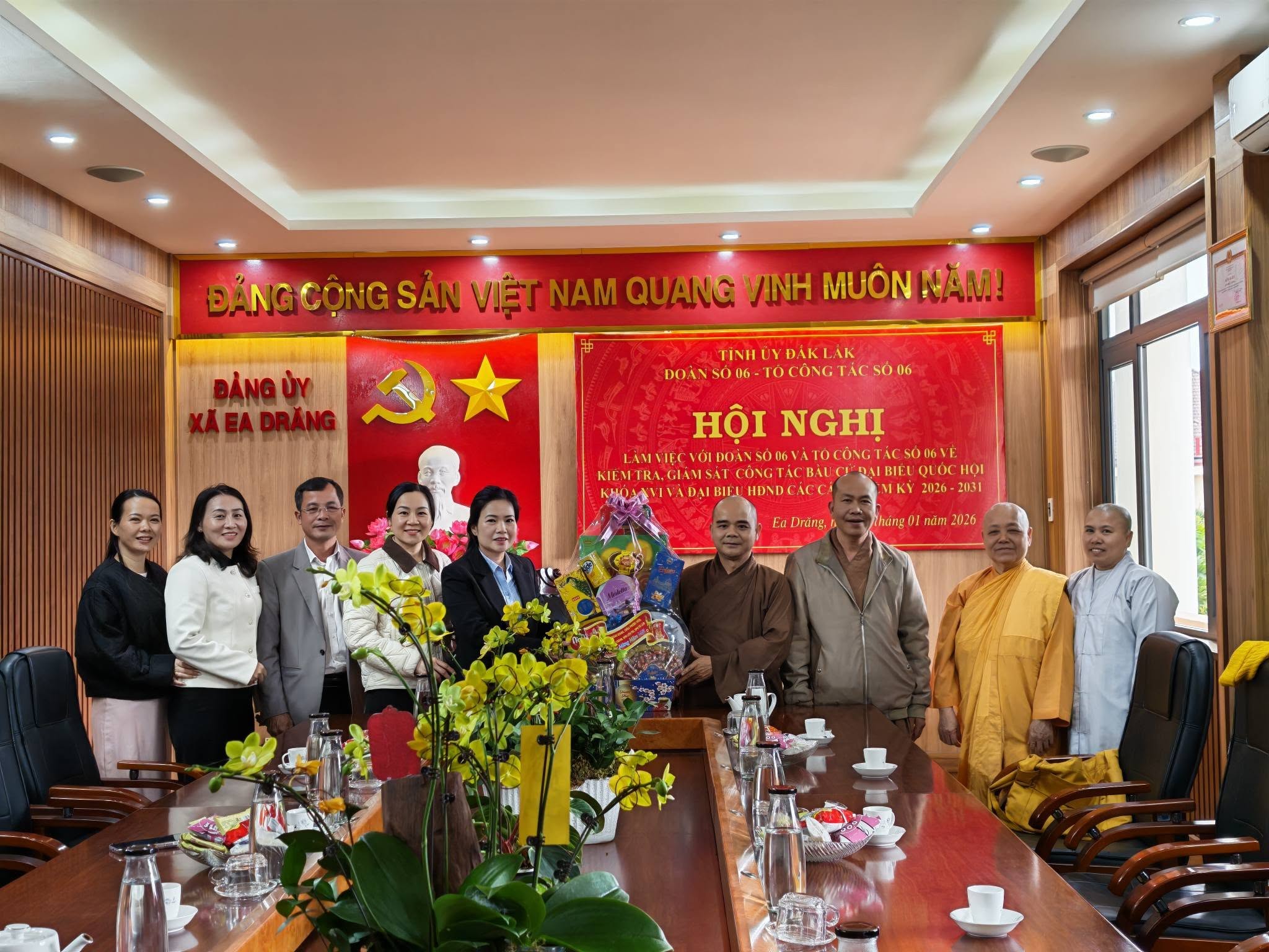 Đại diện các cơ sở phật giáo xã Ea Drăng thăm, chúc tết Đảng ủy xã Ea Drăng