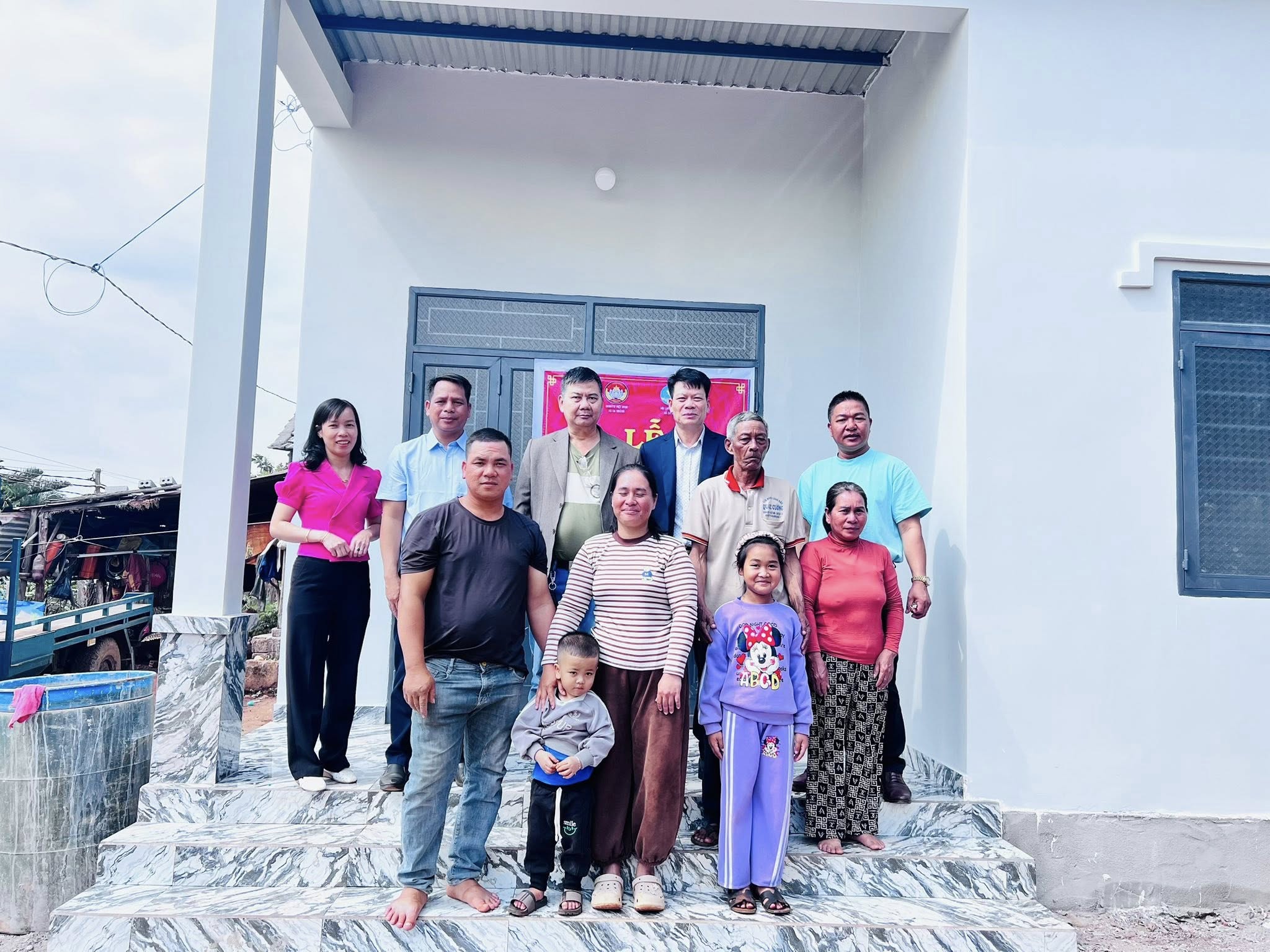 Lễ bàn giao nhà “Mái ấm tình thương” cho gia đình chị H’ Mơn, buôn Sek