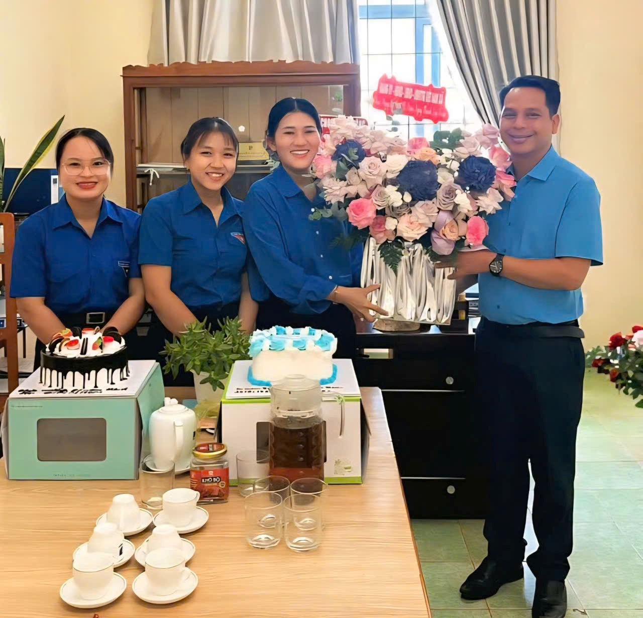 Thăm và tặng quà chúc mừng đoàn TNCSHCM xã Ea Drăng nhân kỷ niệm 95 năm Ngày thành lập Đoàn TNCS Hồ Chí Minh