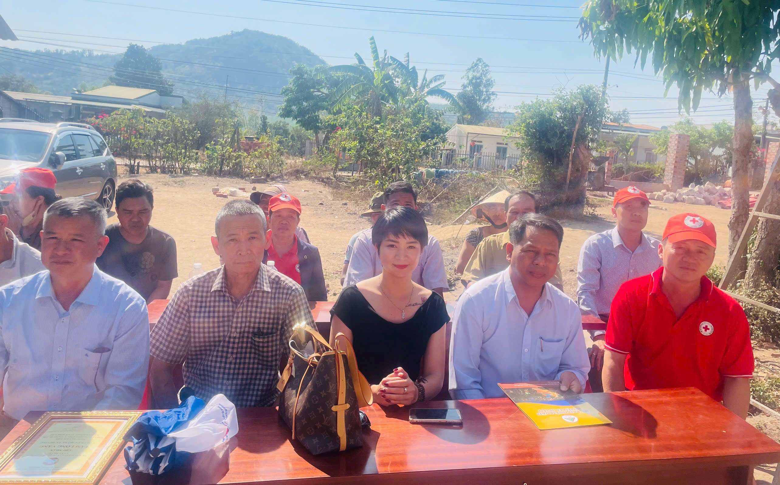 Bàn giao nhà tình thương cho hộ  nghèo ở Buôn Tùng Tah