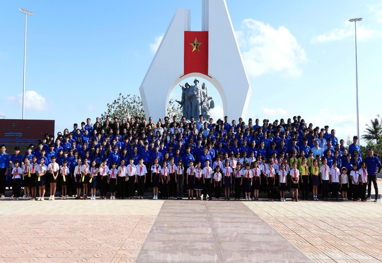 Sôi nổi chương trình “Về địa chỉ đỏ” của Đoàn TNCNS Hồ Chí Minh xã Ea Drăng – Tiếp bước truyền thống, vững bước tương lai