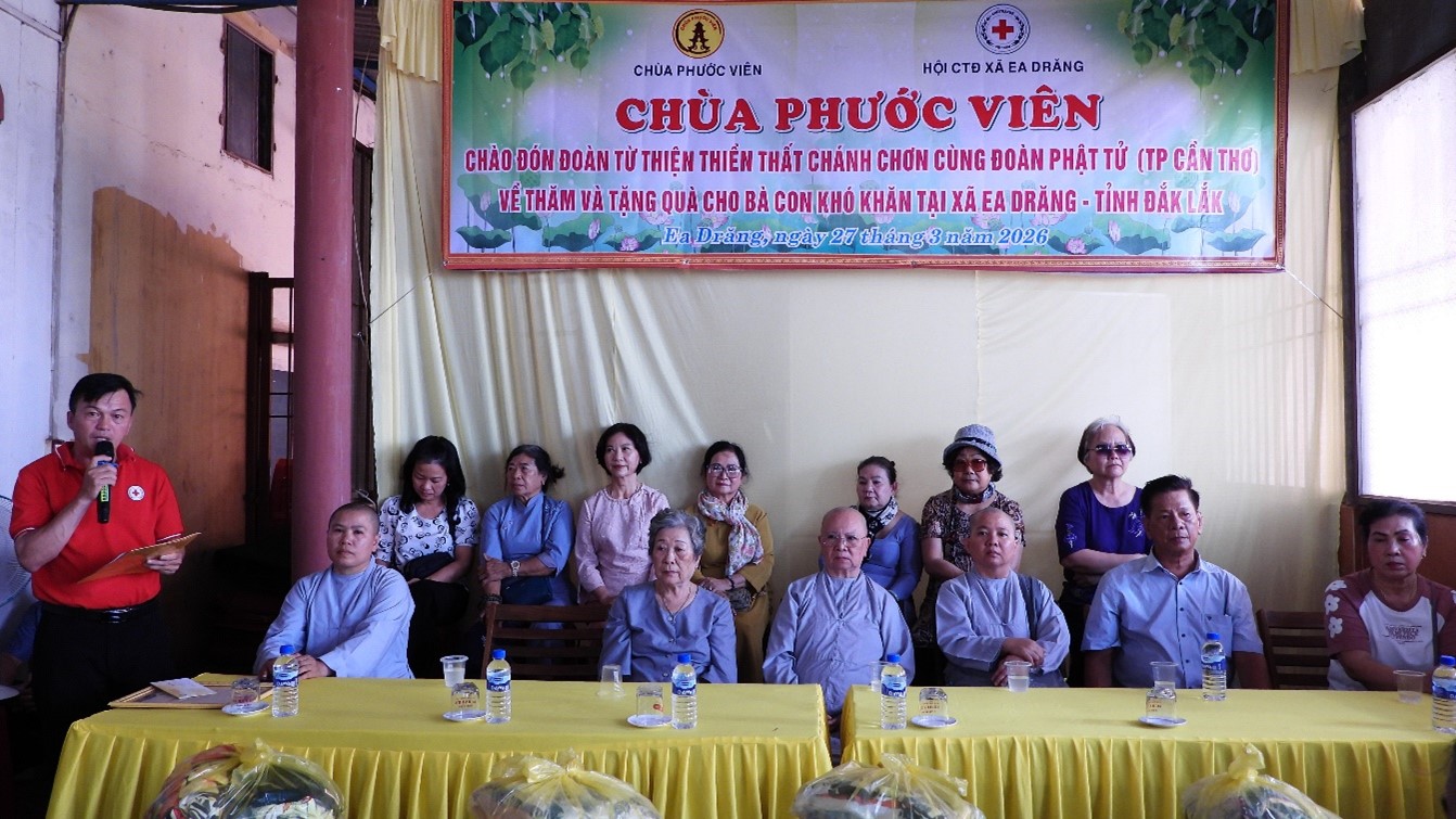 Trao 200 suất quà cho hộ khó khăn tại xã Ea Drăng