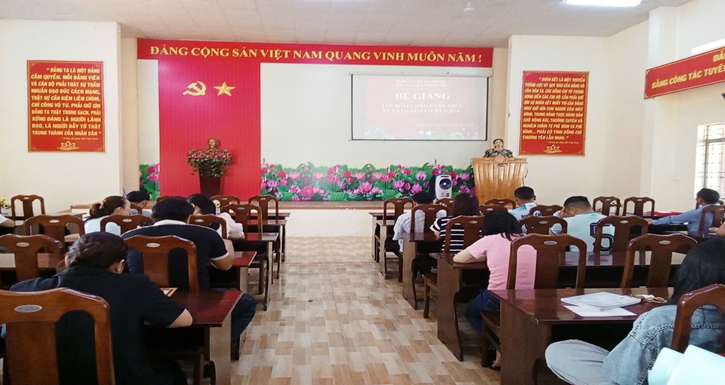 Bế giảng lớp Bồi dưỡng Nhận thức về Đảng khoá II năm 2026