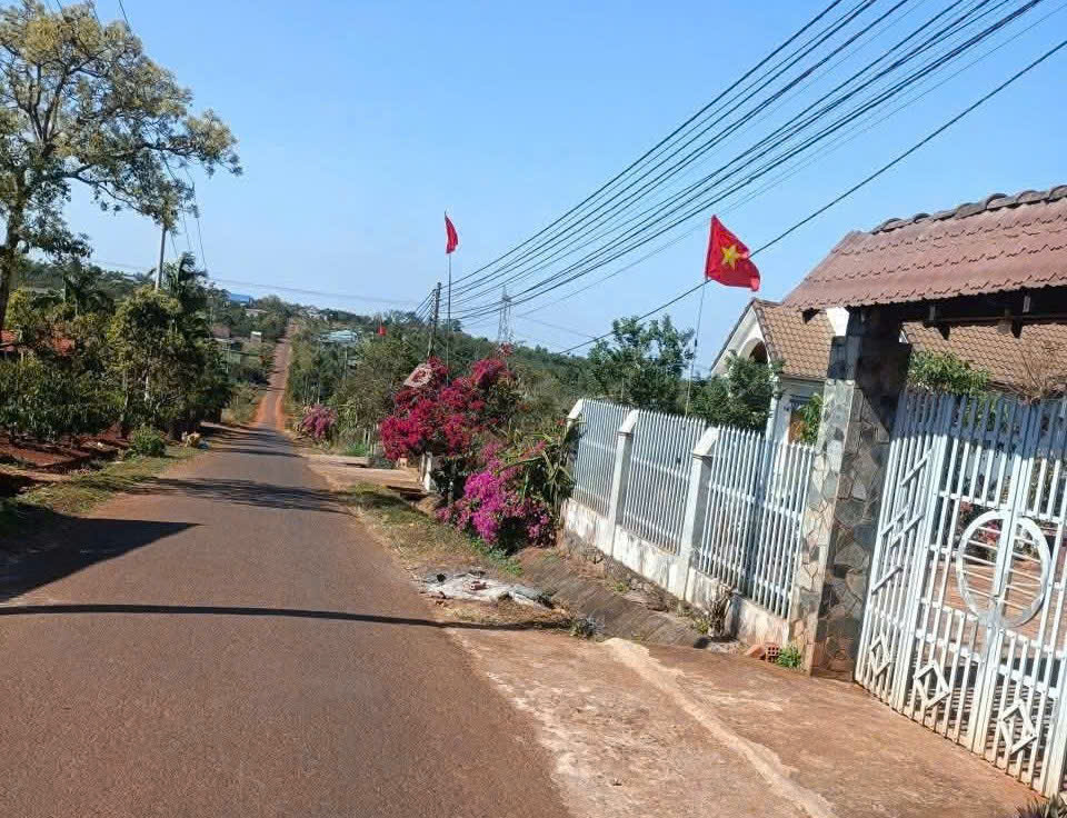 Phụ nữ Buôn Đoàn kết thực hiện công trình “Đường điện thắp sang buôn làng”