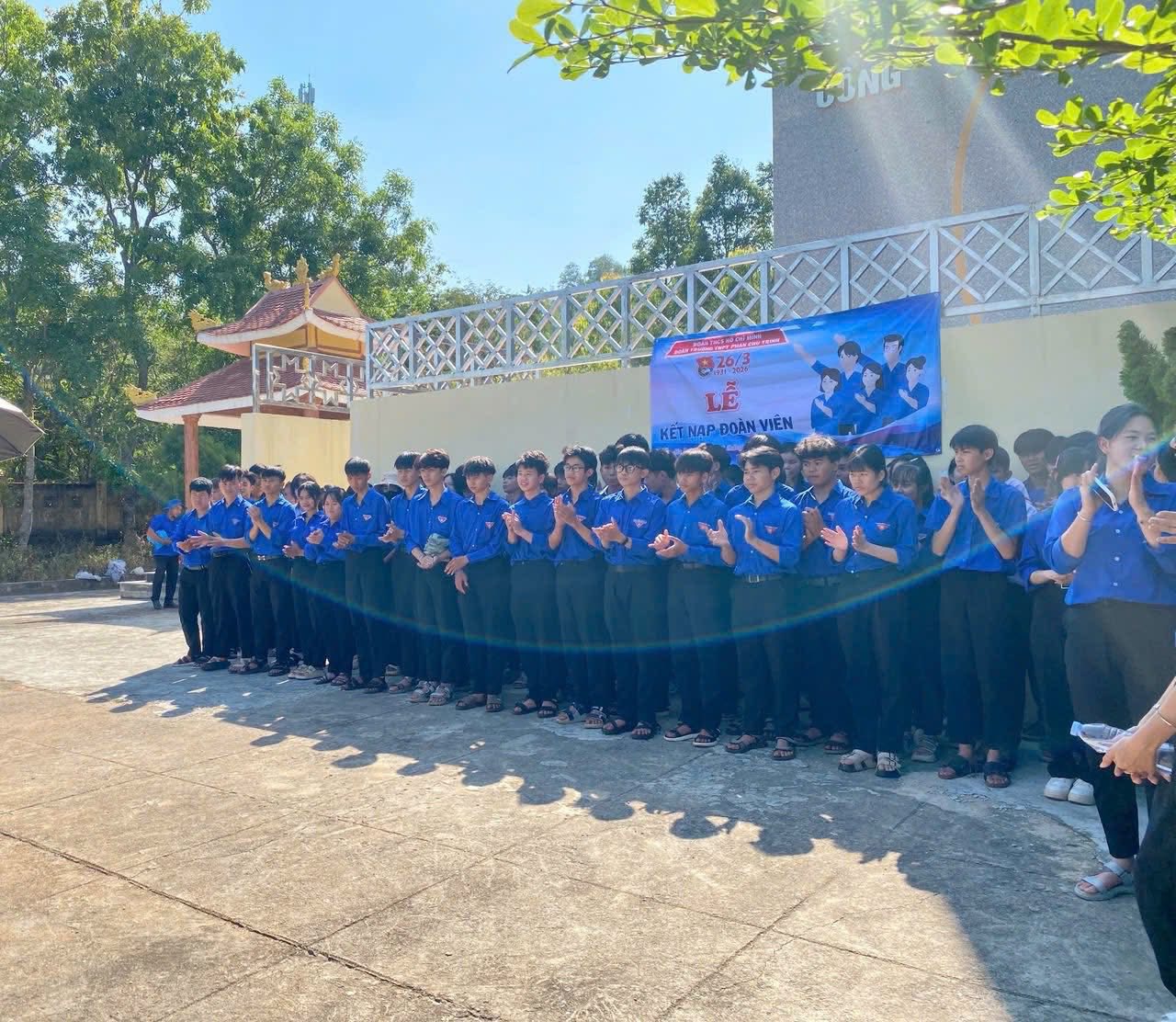 Tuổi trẻ Trường THPT số 1 Phan Chu Trinh tổ chức Lễ kết nạp Đoàn viên mới tại Đèo Cư Djrê, xã Ea Drăng