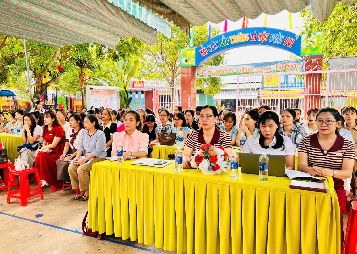 Sinh hoạt chuyên đề “tích hợp nội dung giáo dục quyền trẻ em” tại Trường mầm non Ea Drăng