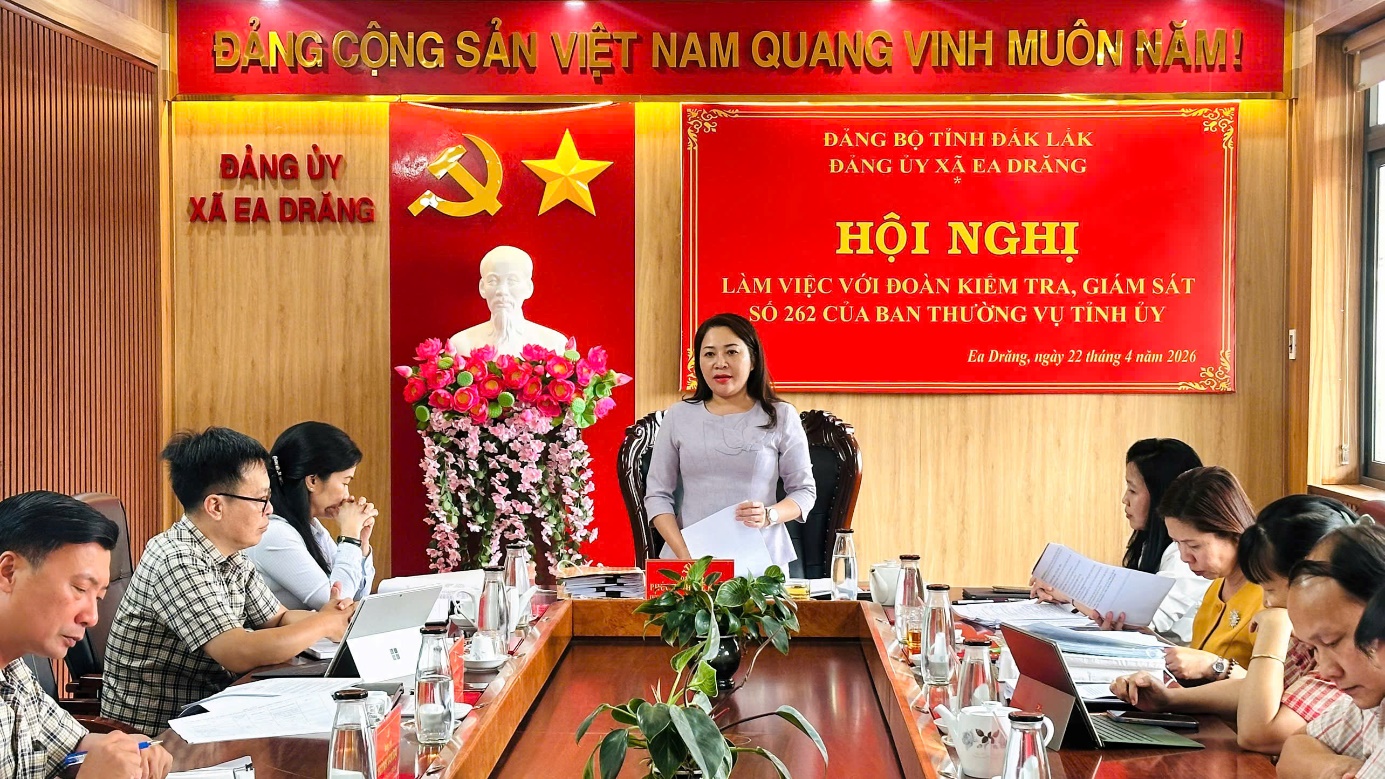 Đoàn kiểm tra, giám sát số 262 của Ban Thường vụ Tỉnh ủy Đắk Lắk làm việc tại xã Ea Drăng.