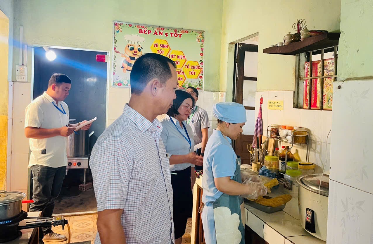 Kiểm tra công tác đảm bảo an toàn thực phẩm tại các Trường học trên địa bàn xã Ea Drăng
