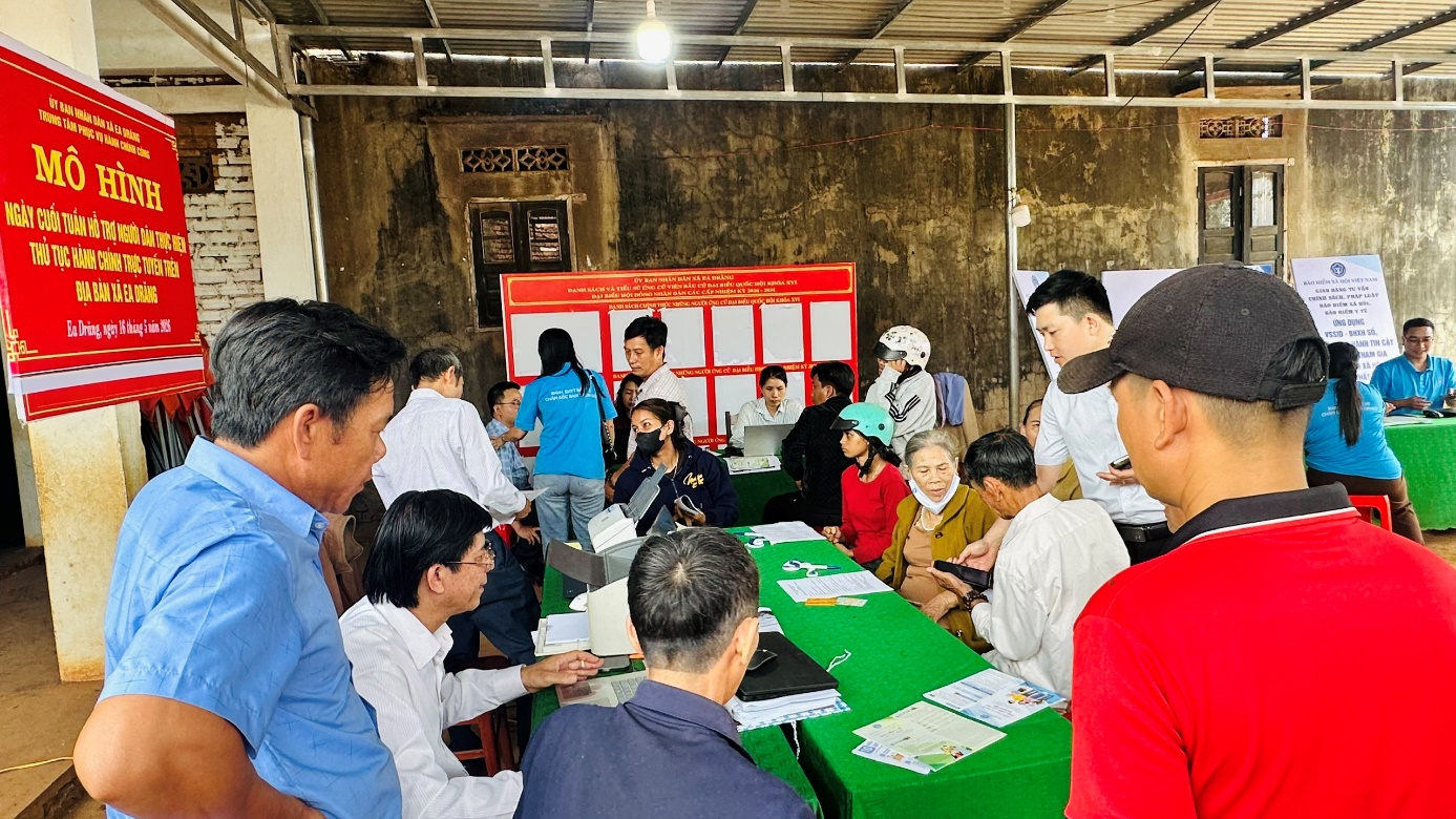 Ea Drăng triển khai mô hình ngày cuối tuần hỗ trợ người dân thực hiện thủ tục hành chính trực tuyến.