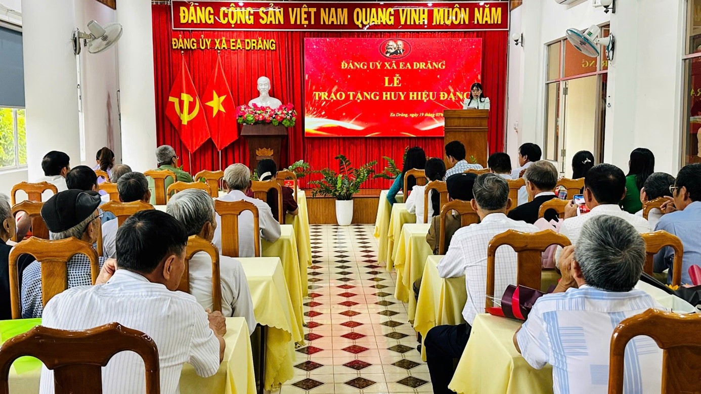 Xã Ea Drăng trao tặng Huy hiệu 30, 40, 45, 50 và 55 tuổi Đảng cho 12 đảng viên tiêu biểu đợt 19/5