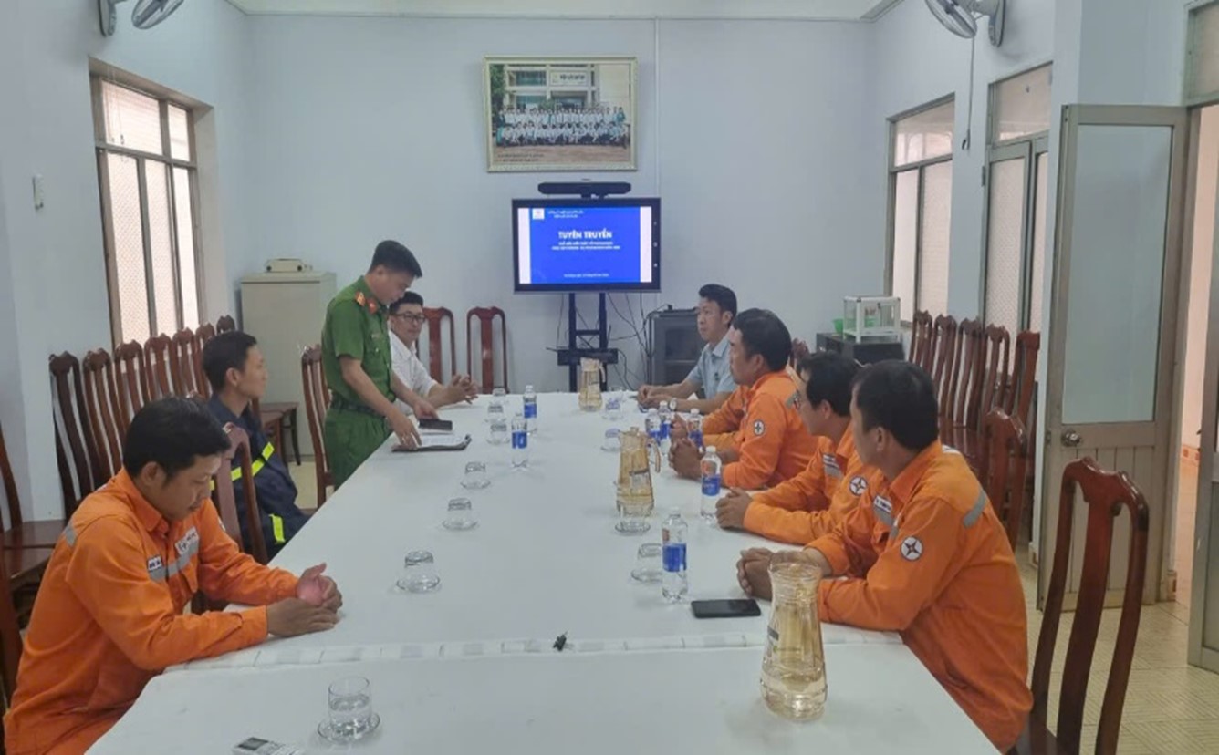 Tổ chức tuyên truyền, phổ biến pháp luật về PCCC và CNCH và thực tập phương án chữa cháy và CNCH tại Điện lực Ea H’Leo