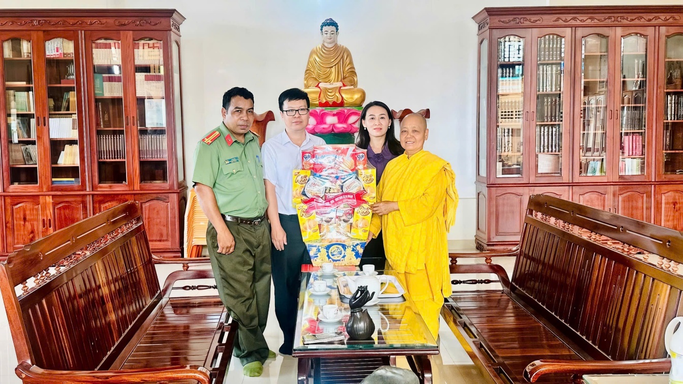 Đồng chí Đinh Tấn Phong, Phó Bí thư Thường trực Đảng ủy xã Ea Drăng cùng Đoàn công tác số 01 thăm, chúc mừng Đại lễ Phật đản năm 2026 tại Tịnh xá Ngọc Chánh.