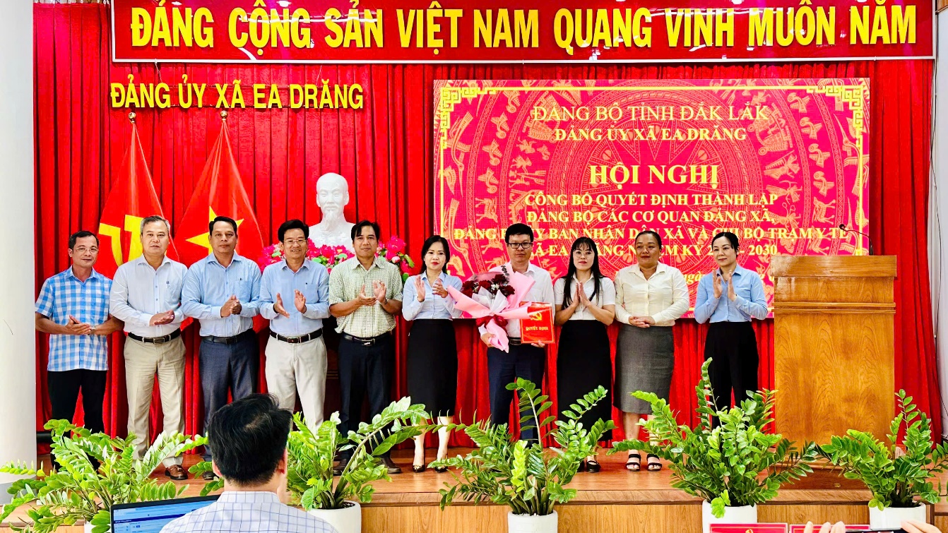 Đảng ủy xã Ea Drăng công bố Quyết định thành lập các Đảng bộ, Chi bộ trực thuộc Đảng ủy xã