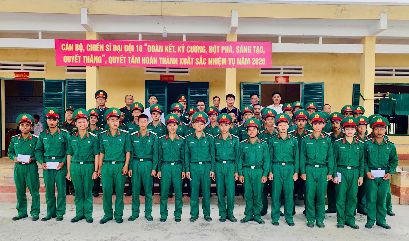 Lãnh đạo xã Ea Drăng dự lễ tuyên thệ chiến sĩ mới, thăm và động viên chiến sĩ nhập ngũ năm 2026