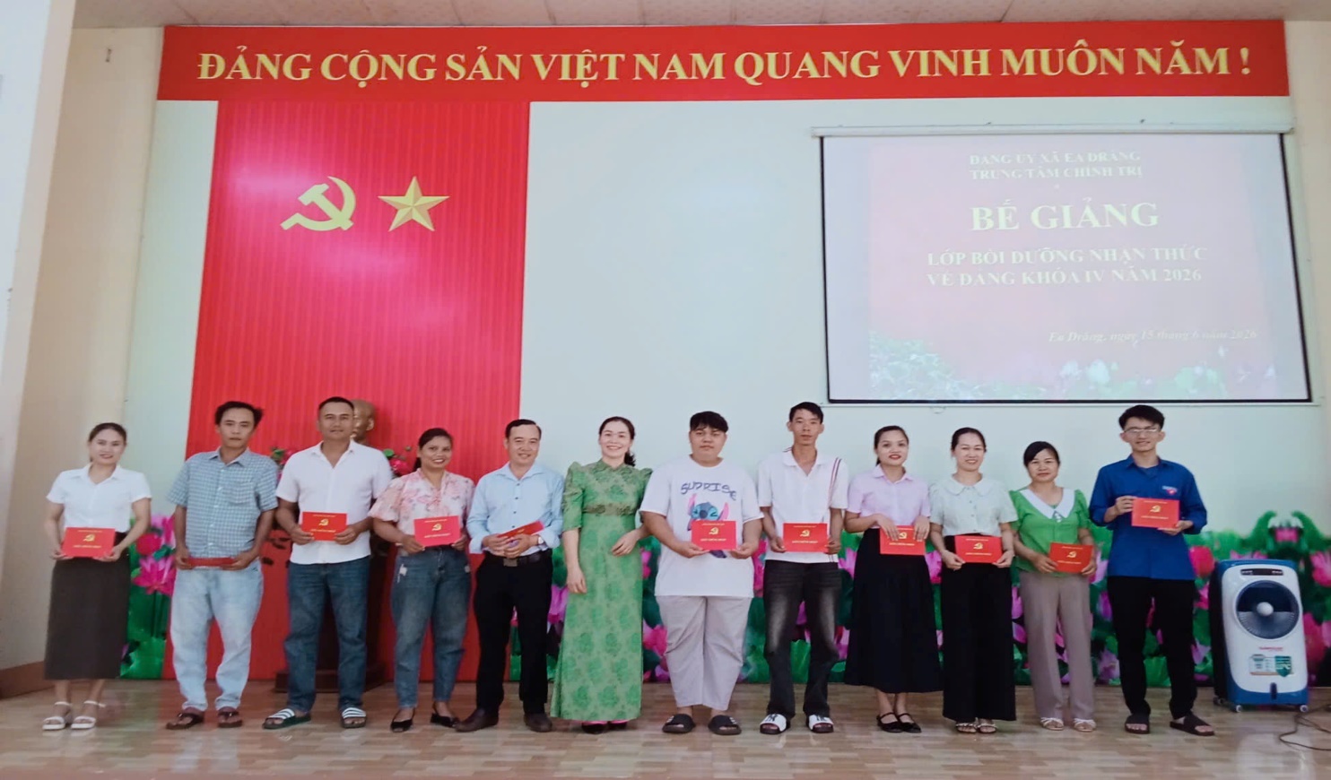 Bế giảng lớp Bồi dưỡng Nhận thức về Đảng khoá IV năm 2026